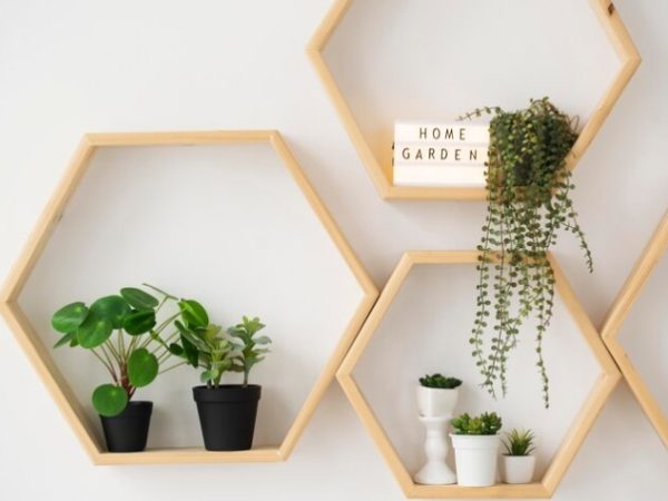 Planta artificial pendente: como usar essa tendência na decoração da sua casa